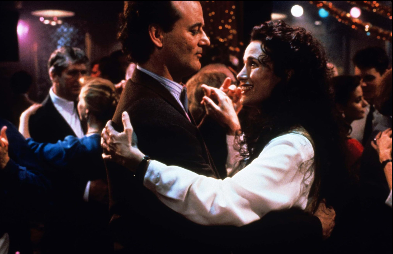 A história apresenta um repórter preso repetidamente no mesmo dia que precisa reavaliar suas escolhas e atitudes para encontrar um novo caminho na vida. Venceu o BAFTA de Melhor Roteiro Original.