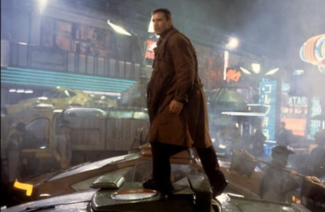 O filme acompanha Rick Deckard, caçador encarregado de eliminar replicantes, seres geneticamente criados, quase idênticos a humanos, em um futuro sombrio e decadente. 