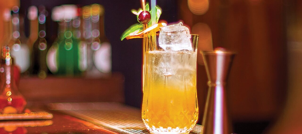 As bebidas típicas, por sua vez, são o café cipriota (forte e encorpado, servido com ou sem açúcar), vinho Commandaria (um dos mais antigos do mundo), cervejas locais, além do Ouzo e do Raki (bebidas alcoólicas com sabor de anis).