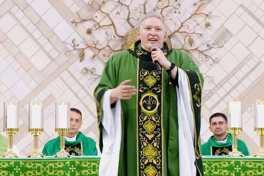 Em fevereiro de 2024, Padre Marcelo voltou à Cachoeira Paulista (SP), onde foi empurrado do altar durante uma missa em 2019. Em uma celebração na comunidade Canção Nova, emocionou os fiéis ao dizer que não fala mais do “empurrão”, mas sim do “levantar”: símbolo de superação espiritual e física.