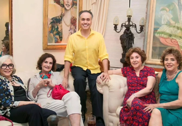 Com a longevidade da carreira, muitos artistas tiveram destaque em suas carreiras e alcançaram a marca dos 90 anos. Confira alguns desses nomes.  Na foto, Nathália Timberg, Rosamaria Murtinho, Marcelo Del Cima, Beatriz Lyra e Theresa Amayo.  Nathalia, Rosamaria e Beatriz já passaram os 90. Veja outros nonagenários da cultura brasileira. 