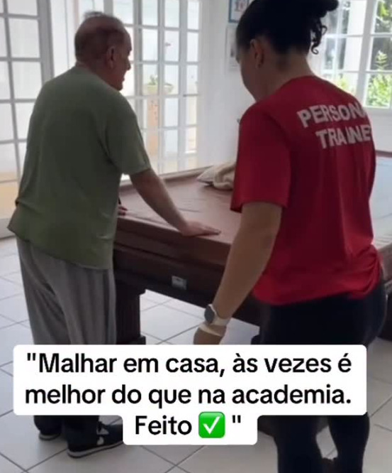 Aos 90 anos, Renato Aragão surpreende com vitalidade e bom humor. Ele compartilhou nas redes sociais sua rotina de exercícios físicos, com alongamentos e treinos leves para preservar a saúde e a disposição, cuidando de corpo e mente. Ele escreveu: 