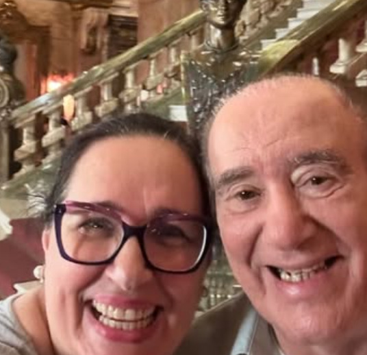 Renato afirmou que a mulher acompanha de perto todas as suas atividades e os seus compromissos. Mas o tom foi descontraído, deixando claro que essa 'vigilância' é bem-vinda. 