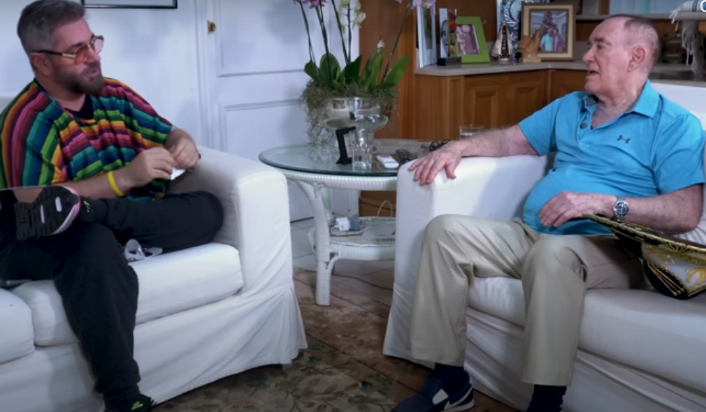Em 26 de julho de 2025, o humorista participou de uma entrevista no canal YouTube Inteligência Ltda., e comentou com humor que sua esposa, Lílian Aragão, é “controladora”. 