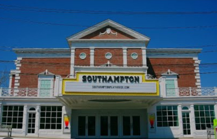 O evento foi no Southampton Playhouse.  ApÃ³s a exibiÃ§Ã£o, ele participou de uma conversa moderada pelo diretor artÃ­stico Eric Kohn, que compartilhou momentos emocionantes e inspiradores nas redes sociais.