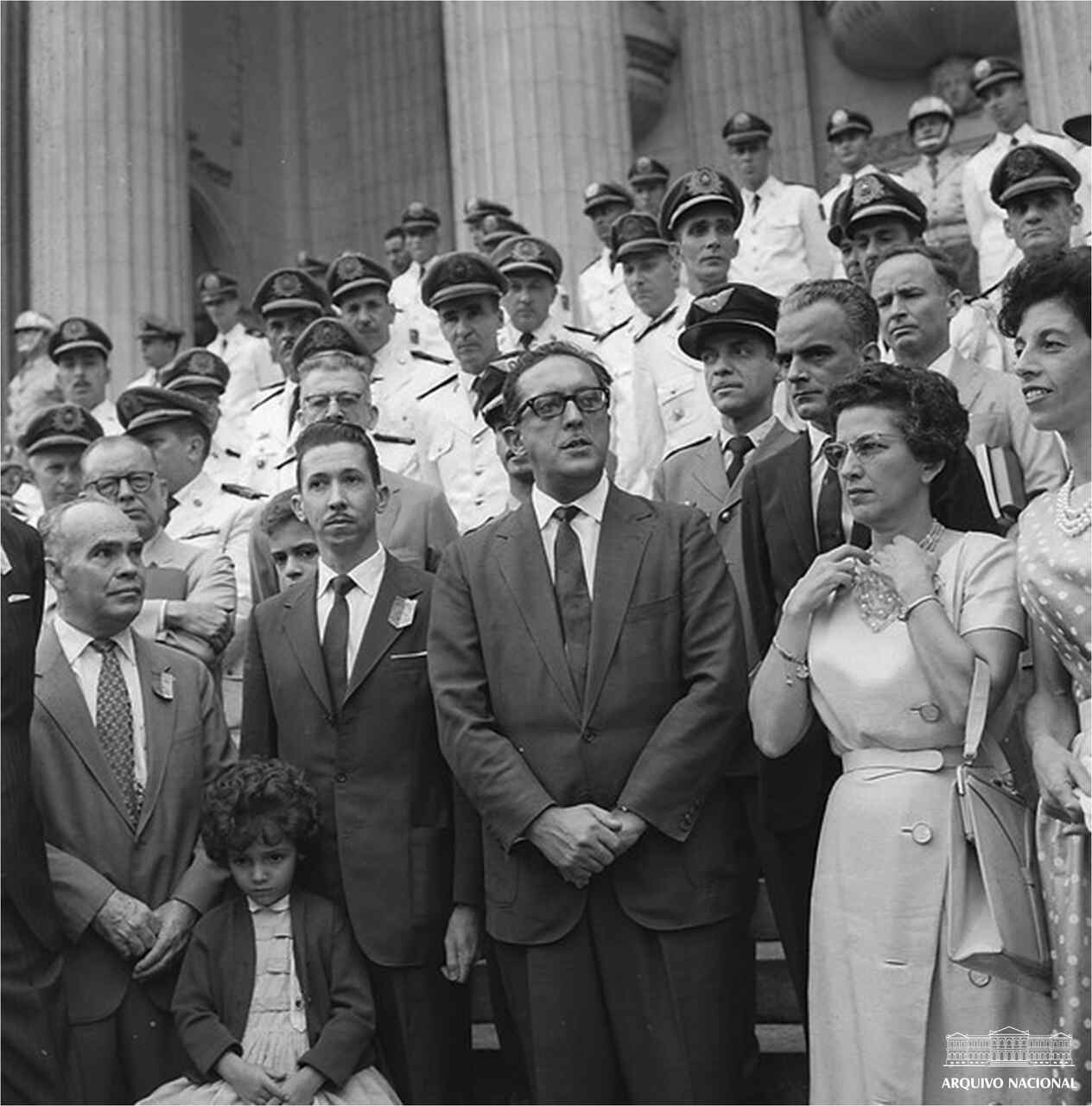 <p>O atentado da Rua Tonelero, em 5 de agosto de 1954, resultou na morte de um major da FAB e feriu o jornalista opositor Carlos Lacerda. O episódio agravou a crise política e aumentou a pressão sobre o governo Vargas.</p>
