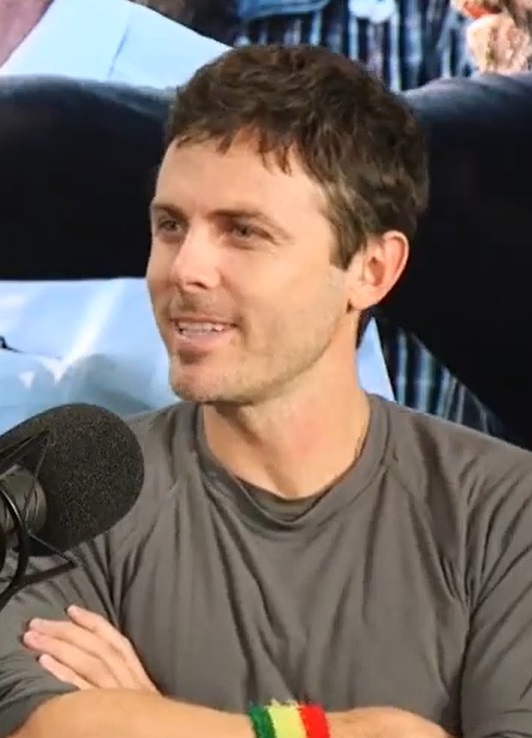 Casey Affleck  nasceu em 12 de agosto de 1975 em Falmouth, Massachusetts, filho de Chris Ann e Timothy Affleck. Chris trabalhou como professora de escola pública. Timothy teve várias ocupações ao longo da vida, incluindo mecânico, carpinteiro, encanador, assistente social e ator em peças teatrais comunitárias.