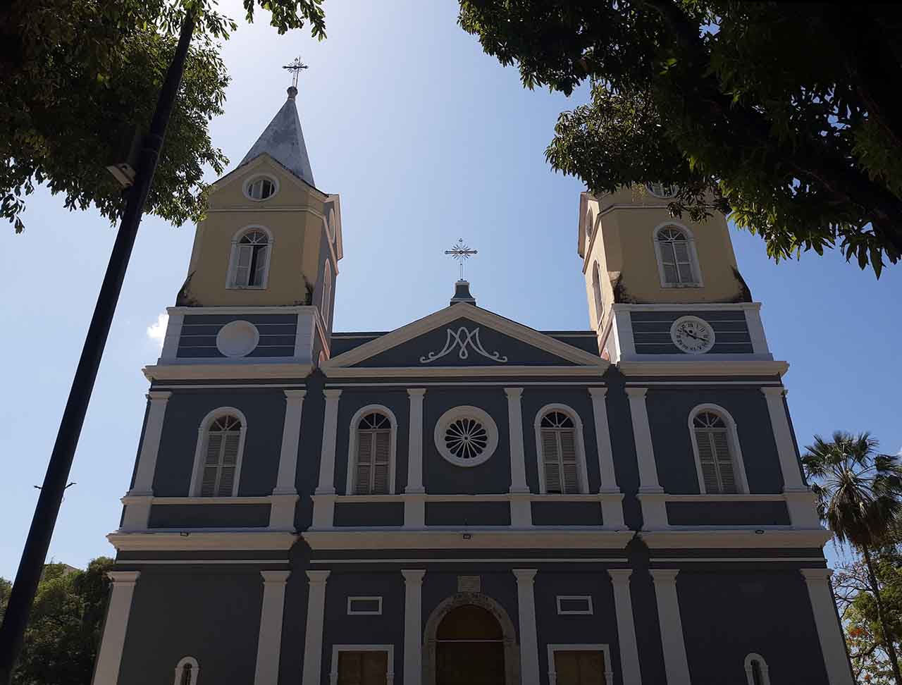 A Catedral Metropolitana Nossa Senhora das Dores, de estilo predominante neoclássico com traços de arquitetura clássica europeia conservados até hoje, fica localizada no centro da cidade. Destaca-se como um dos principais marcos religiosos, históricos e arquitetônicos da capital.