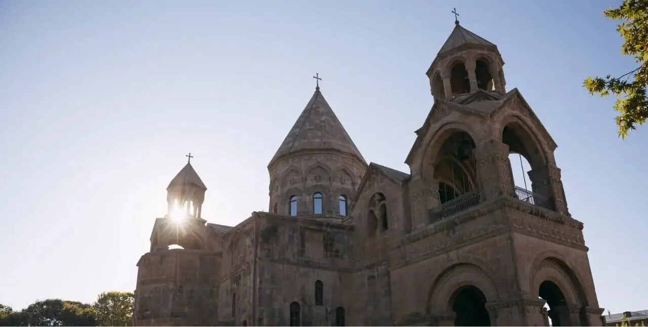 Primeiro país a adotar o cristianismo como religião oficial, no ano 301, a Armênia é lar de igrejas e monastérios milenares, como o templo de Garni e a Catedral de Etchmiadzin, sede da Igreja Armênia. Essas construções atraem turistas fascinados pela história e arquitetura religiosa do país.