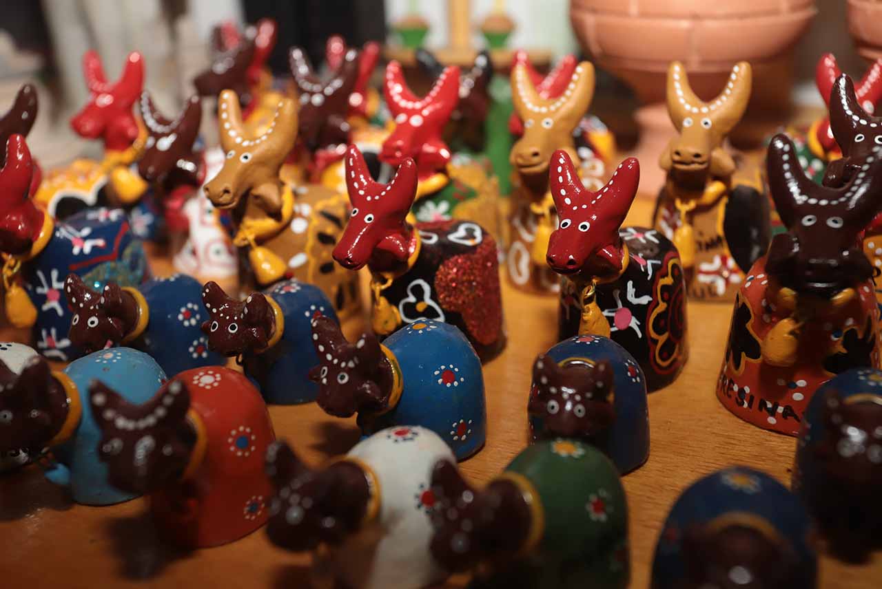 O artesanato também é uma das marcas de Teresina. Destaca-se a arte santeria em madeira, que consiste na produção de imagens de santos esculpidas em madeira, com traços rústicos e expressivos. Produtos de cerâmica, bordado, palha e madeira também são vendidos em larga escala.