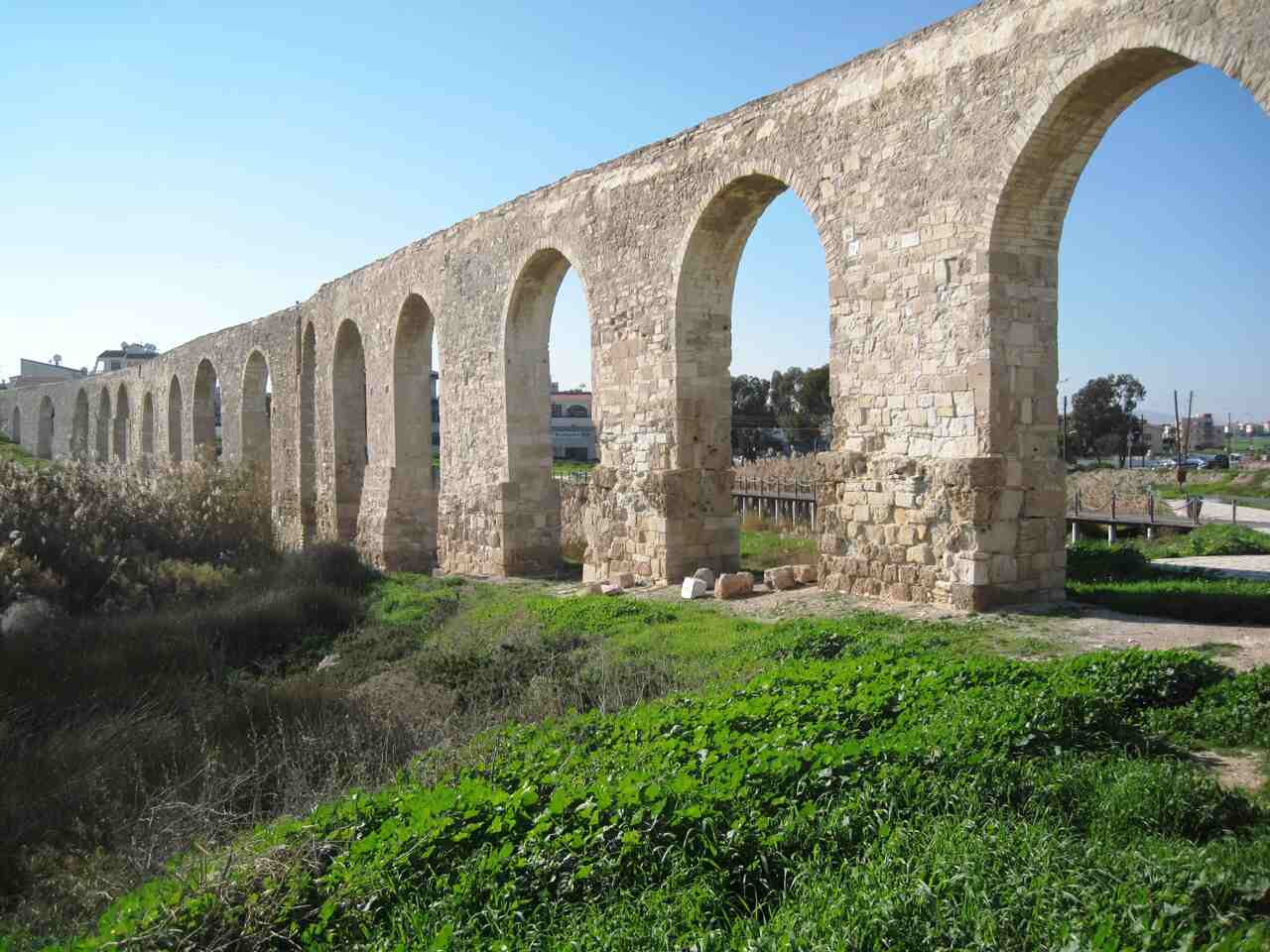 Chipre encanta com uma variedade de paisagens, desde praias paradisíacas no litoral até montanhas, paisagens costeiras, sítios arqueológicos e vilarejos pitorescos. Passa por cidades históricas, reservas ecológicas e, é claro, locais cheios de lendas. 
