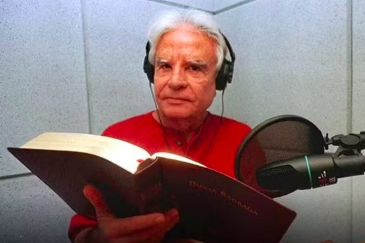 Cid Moreira fazendo leitura da bíblia - Reprodução/Instagram