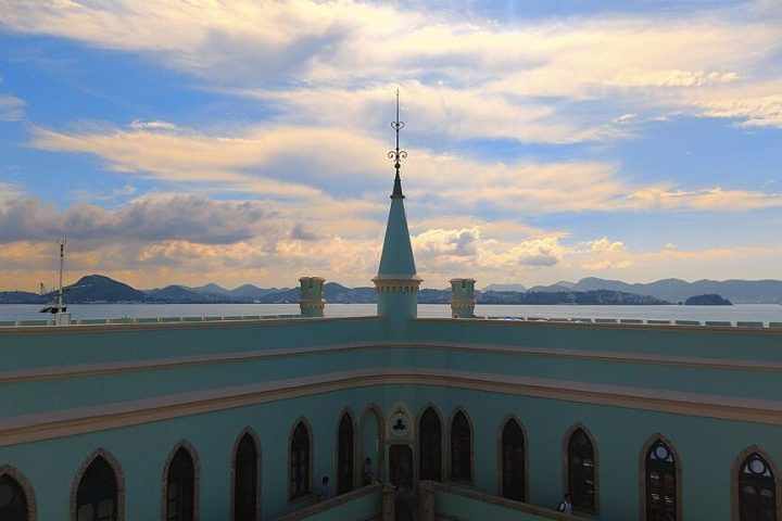 Do seu entorno é possível apreciar uma vista ampla da Baía de Guanabara, incluindo a Ponte Rio–Niterói, o Pão de Açúcar e o centro da cidade.