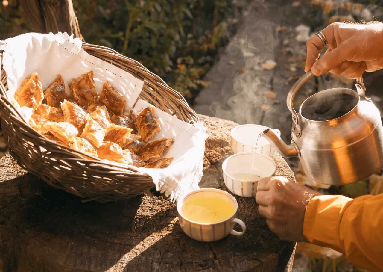 A gastronomia armênia é um atrativo à parte, com pratos que refletem a autenticidade local. O khorovats, um tipo de churrasco, é um dos mais emblemáticos, ao lado de delícias como dolma, lavash, manti e ghapama.

