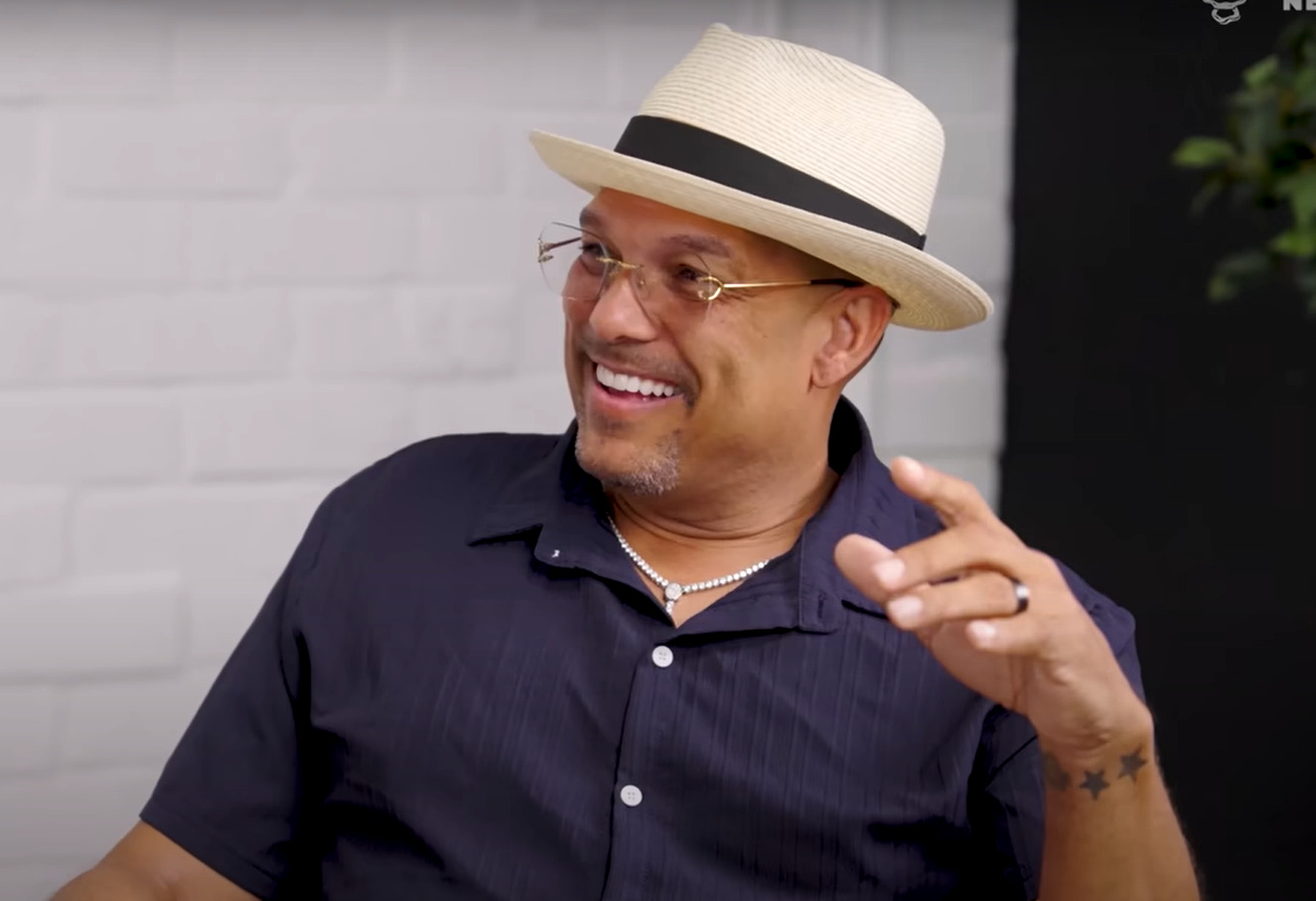 Foi uma resposta às declarações de David Justice em um podcast, no qual ele comentou os motivos do divórcio. Na época, ele afirmou ter uma visão tradicional de relacionamento e esperava que a esposa realizasse tarefas domésticas, algo que não correspondia ao estilo de Berry. 
