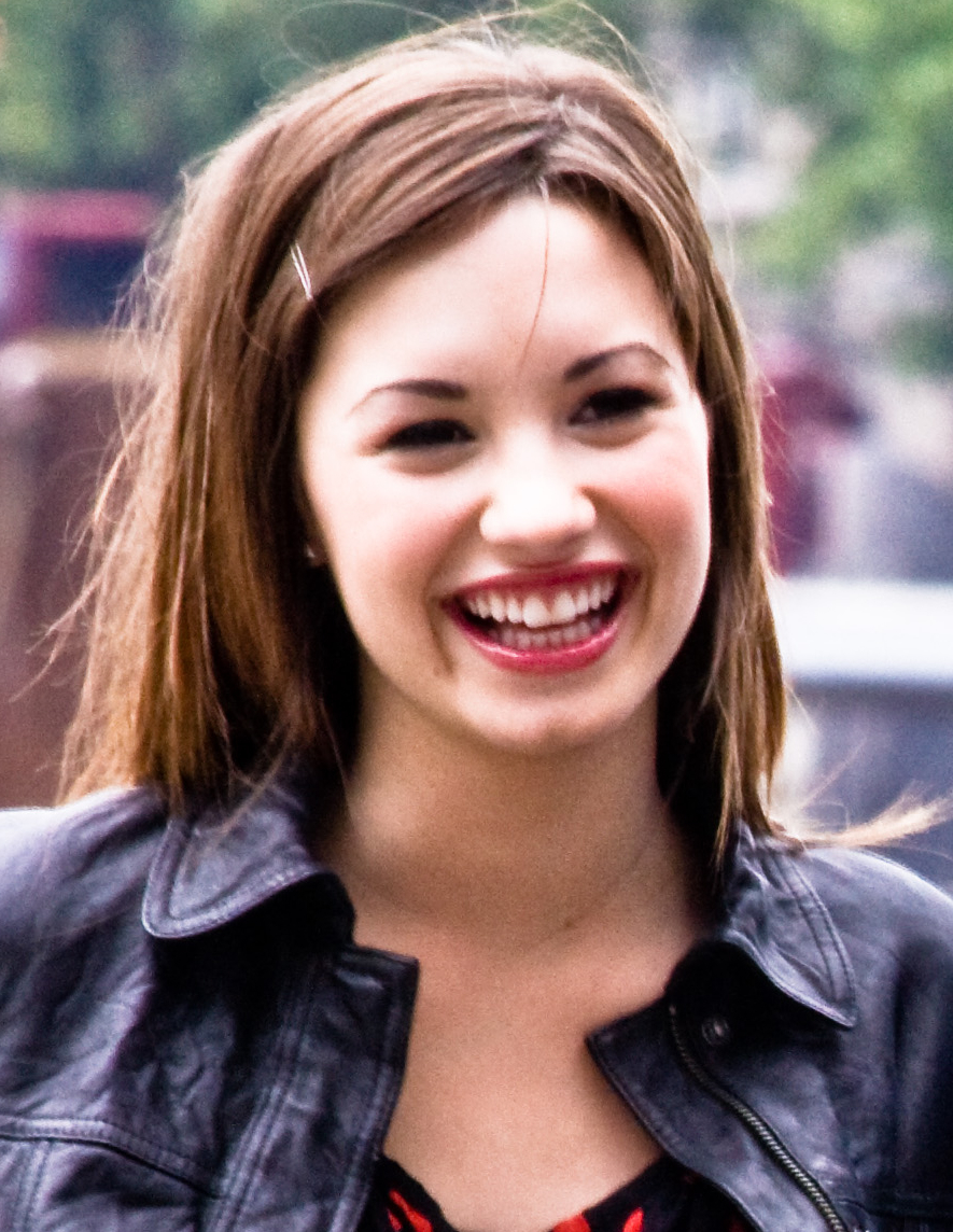 Demetria Devonne Lovato, ou Demi Lovato, nasceu em 20 de agosto de 1992 em Albuquerque, Novo México e foi criada em Dallas. 
