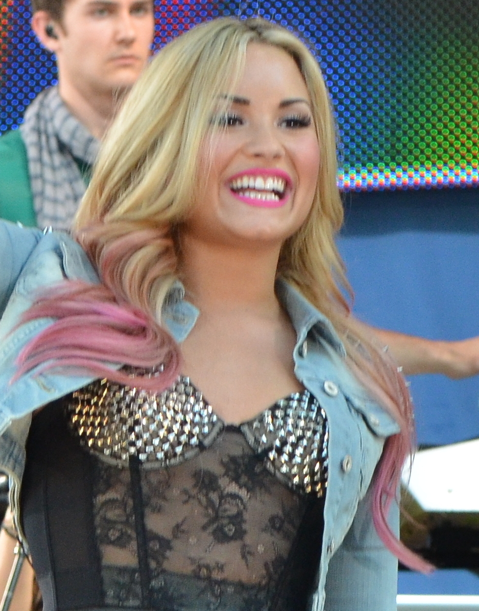 Ao longo dos anos, Demi teve diversos relacionamentos, incluindo com Trace Cyrus (2009), Joe Jonas (2010), Wilmer Valderrama (2010–2016) e Max Ehrich (2020), com quem chegou a ficar noiva.
