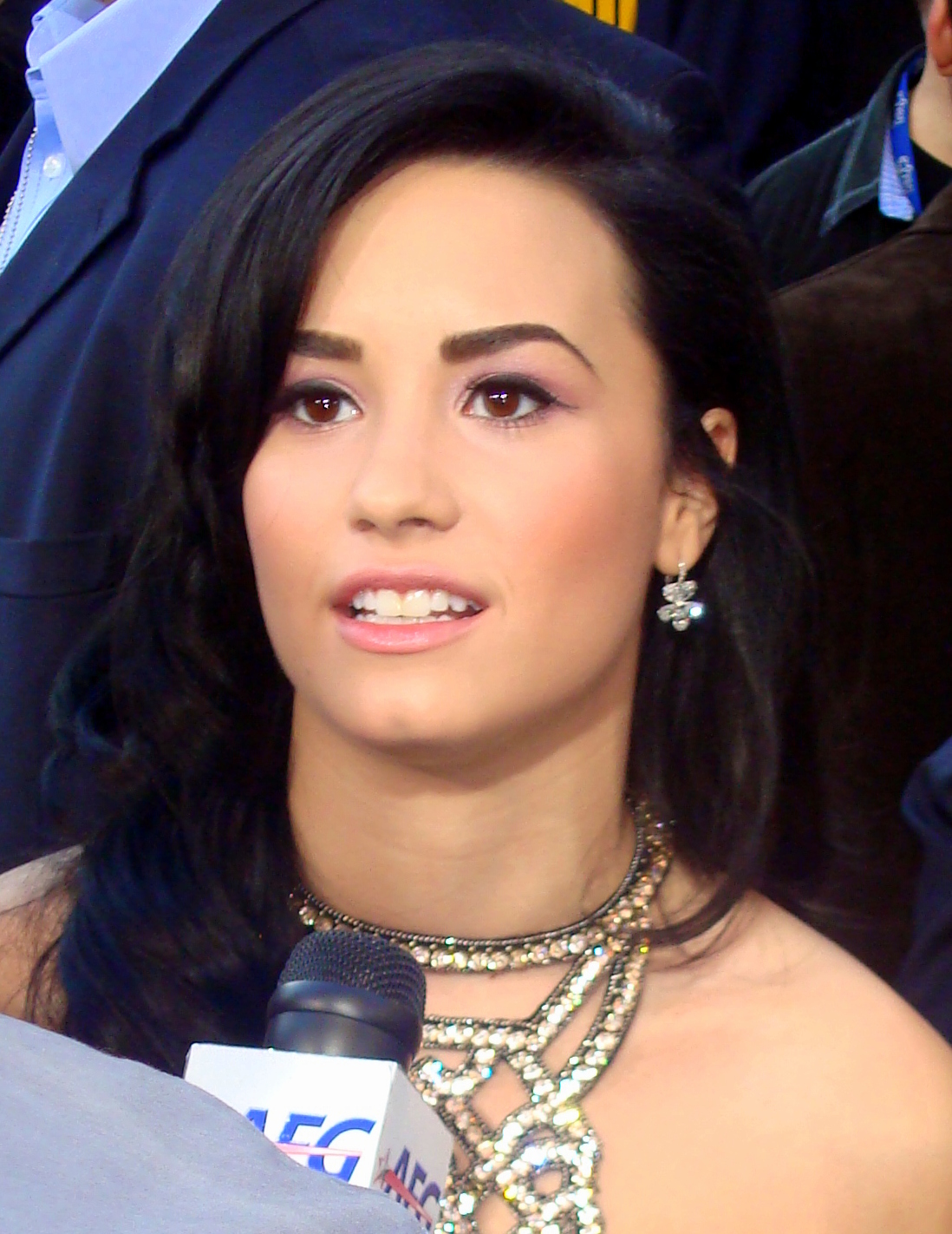 Na vida pessoal, Demi se identificou como não-binária em 2021 e pediu que fossem usados os pronomes they/them (elu/delu). Em 2023, anunciou que voltou a usar os pronomes femininos, ela/dela. 
