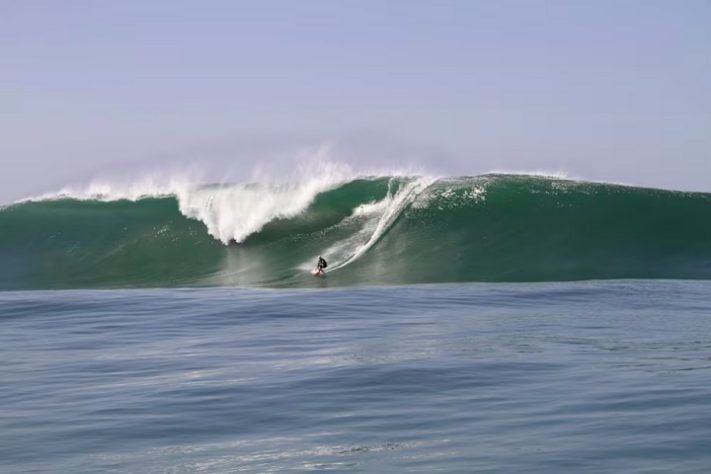 Laje da Jagua - Maior onda já surfada no Brasil em Jaguaruna, Santa Catarina - Divulgação/Rafa Shot