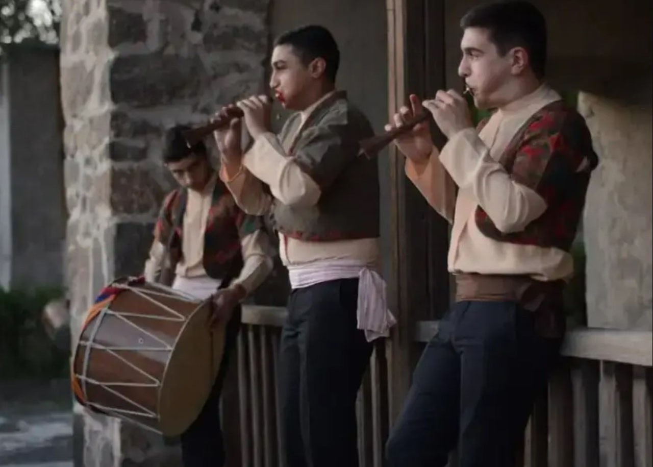 A música tradicional armênia destaca-se pelo uso de instrumentos típicos como o duduk e o kanun, presentes em canções folclóricas e danças festivas. Já a arte é marcada por manuscritos iluminados, arquitetura religiosa e os khachkars, pedras cruz esculpidas que simbolizam a identidade cultural do país.