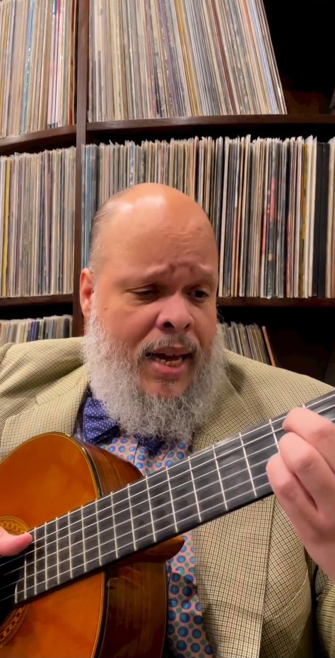  Ed Motta é um multi-instrumentista talentoso, dominando piano, guitarra, baixo, violão, teclados e percussão — um verdadeiro artista completo e versátil.