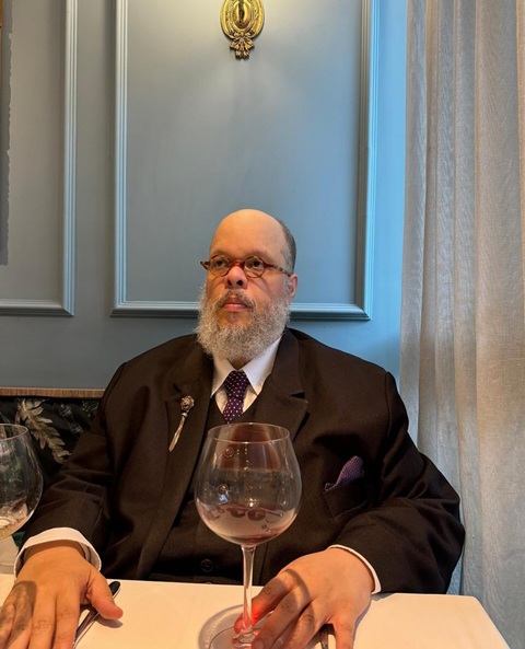 Se há algo que o tempo não mudou em Ed Motta, é a autoconfiança. Menos de dois meses antes de completar 54 anos, ele disparou: “O ego está mais intenso que nunca, de Leonardo da Vinci pra cima.”