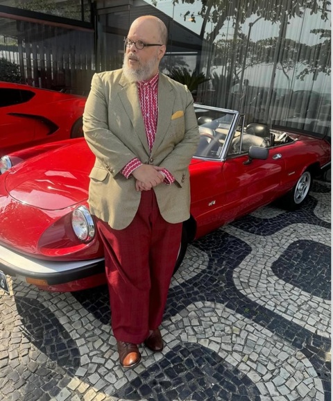 Famoso por suas declarações diretas, Ed Motta também é categórico ao falar sobre o meio artístico. Ao ser questionado se sente falta de conviver com outros músicos, disparou: “Eu tenho a graça de Deus de não conviver com nenhum artista.”