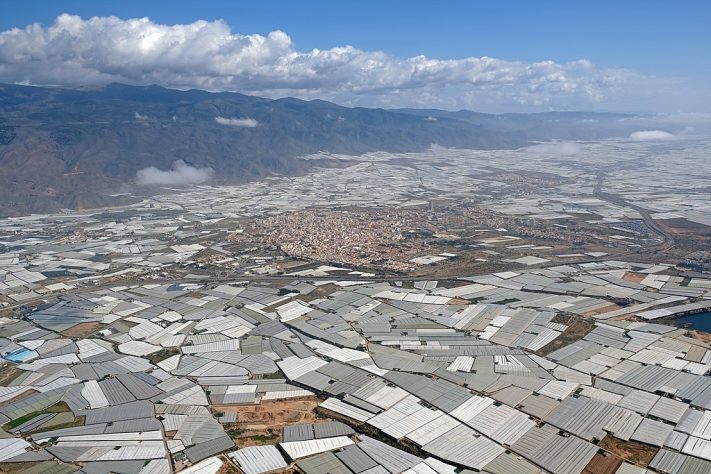 Mar de Plástico, Almería, Espanha - Wikimedia Commons/kallerna