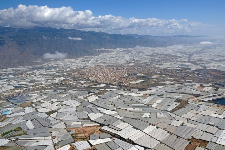 Mar de Plástico, Almería, Espanha - Wikimedia Commons/kallerna