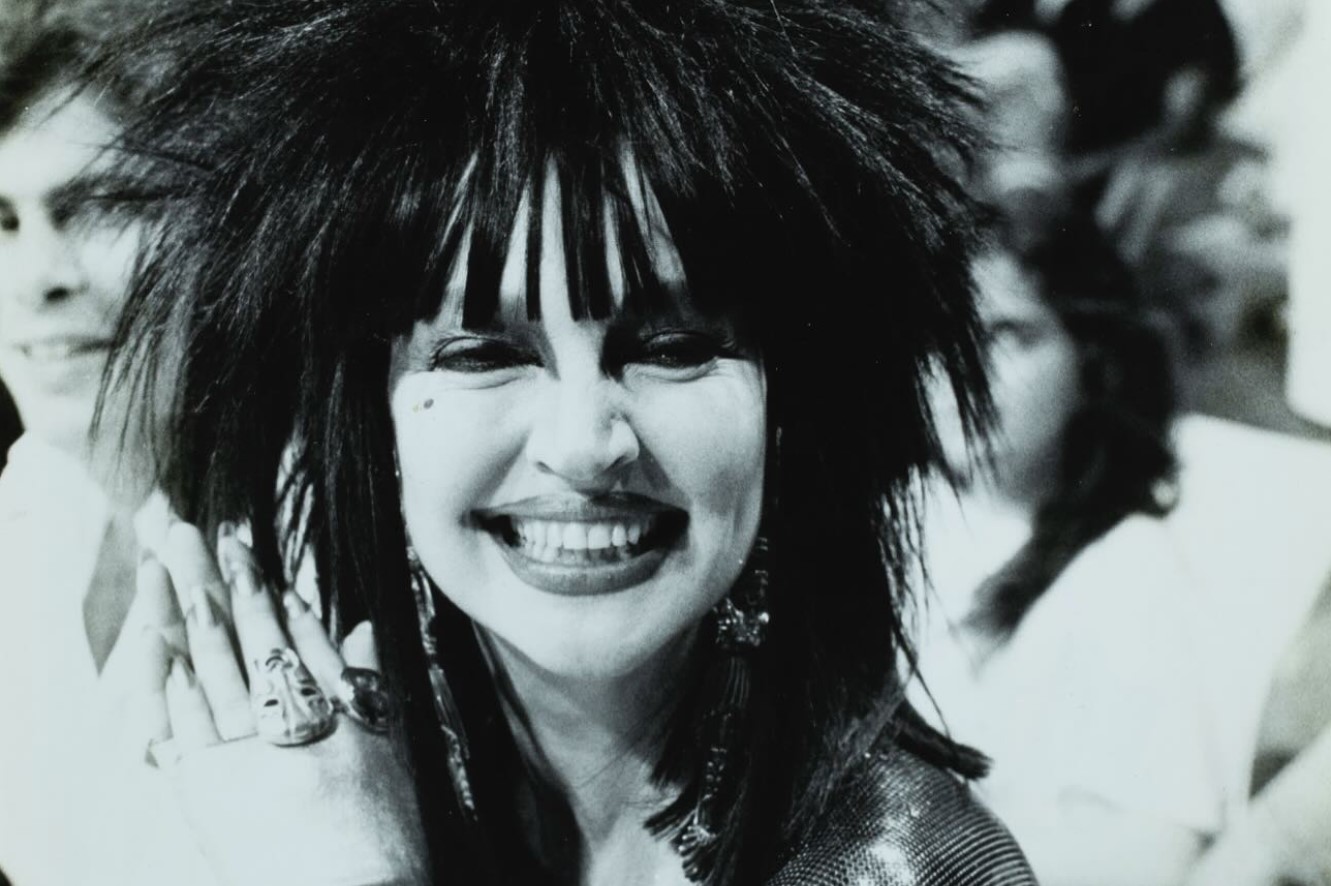 O musical de Falabella terá formato intimista e abordará temas como tolerância e respeito. Filha de mãe alemã e pai russo, Elke nasceu na Alemanha em 1945 e chegou ao Brasil aos seis anos, estabelecendo-se com a família em Itabira (MG). 

