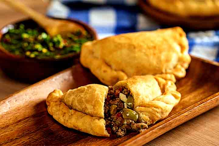 Empanadas, salgado de massa de farinha recheada e assada em forno ou frita - Divulgação