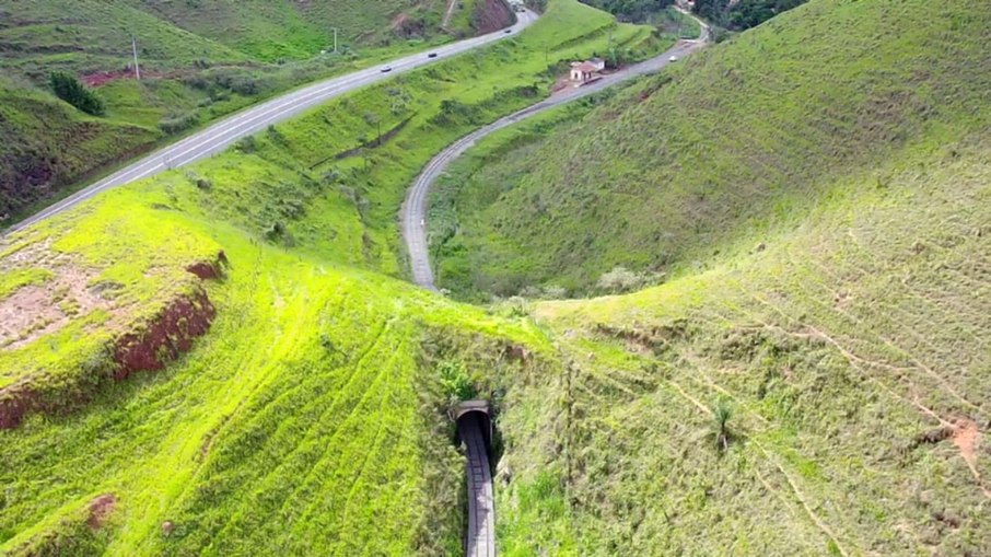 Trem da Serra da Mantiqueira (MG) - O passeio parte da estação de Passa Quatro (MG), com exposição fotográfica e música típica mineira. O trem visita as estações de Manacá, com feira de artesanato, e Coronel Fulgêncio, a 1.085 metros de altitude, cenário de séries da Globo. O trajeto percorre a serra da Mantiqueira pela antiga ferrovia Minas and Rio Railway.