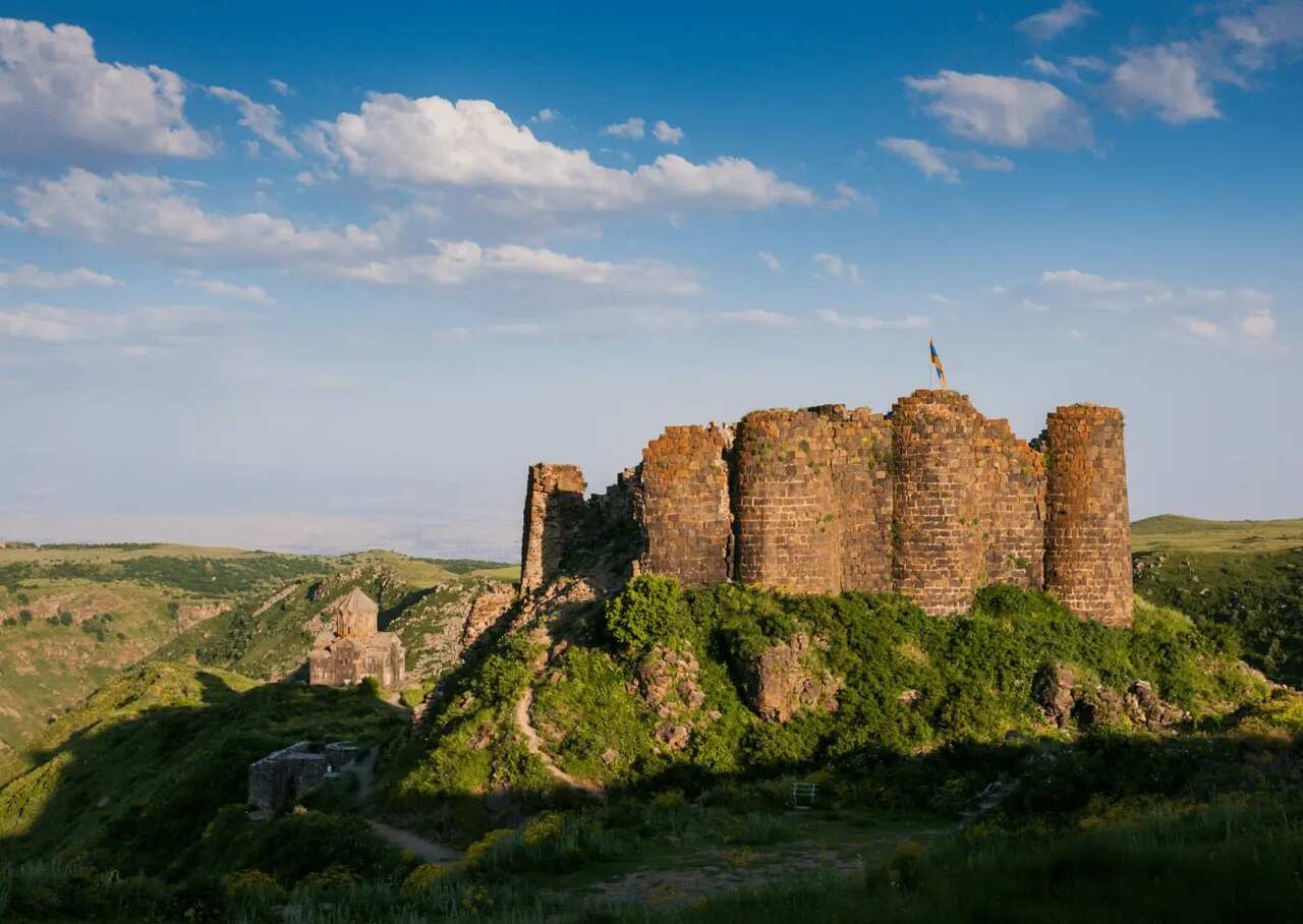 Além disso, a Armênia também é conhecida como a 