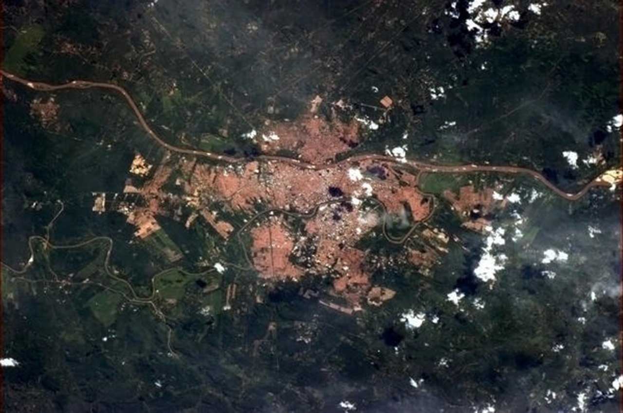 É a única capital do Nordeste brasileiro que não está no litoral, distando 343 quilômetos do Oceano Atlântico. Fundada em 1852 na Chapada do Corisco, às margens do rio Poti, importante rota comercial da região, a cidade cresceu nos cem anos seguintes.