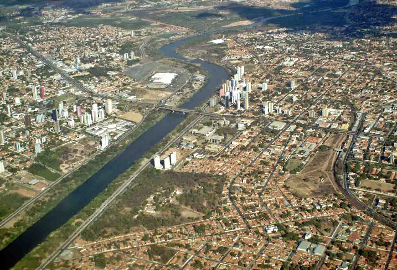 O surgimento de Teresina, contudo, tem raízes na Barra do Poti, onde, em 1760, já havia um aglomerado de fogos. Ou seja, casas habitadas por pescadores, canoeiros e plantadores de fumo e mandioca.