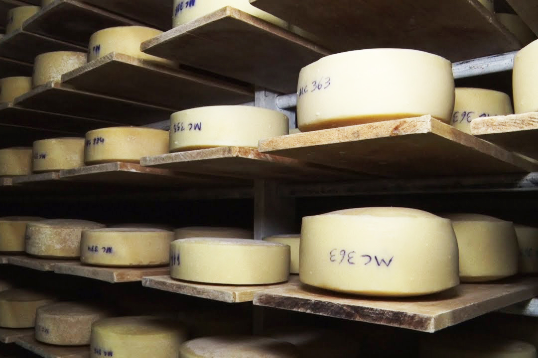 Além da degustação do queijo, os visitantes podem conhecer o processo de fabricação e apreciar a arquitetura inspirada nos Alpes.