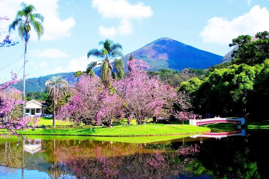 Segundo o Instituto Nacional de Meteorologia (INMET), o município tem clima tropical de altitude. A temperatura média anual é de 18,7 graus, com mínimas médias de inverno em torno de 9 graus e máximas de verão próximas de 26 graus. Esse clima ameno é um dos grandes atrativos da cidade.