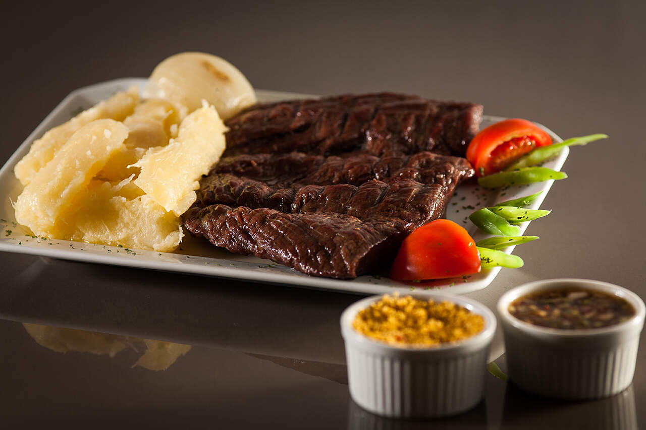 A gastronomia local é outro ponto de destaque, com pratos típicos como Maria Isabel, Paçoca, Capote e a inigualável Carne de sol, que são verdadeiras iguarias da culinária piauiense e nordestina.