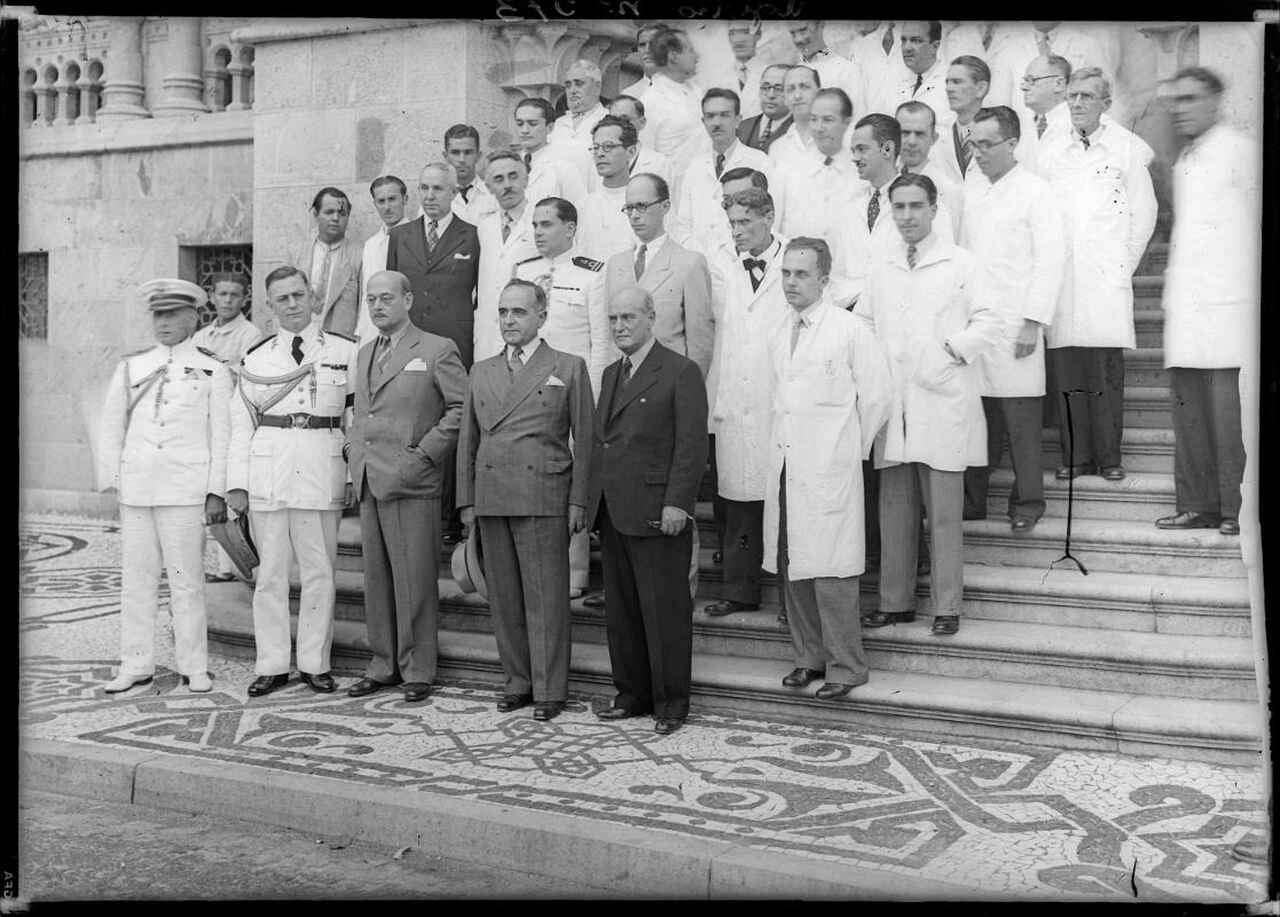 <p>Contudo. sua trajetória teve momentos controversos, como o Estado Novo (1937–1945), quando instaurou uma ditadura. Nesse período, houve intensa repressão a opositores, especialmente comunistas, e forte concentração de poder nas mãos do Executivo.</p>
