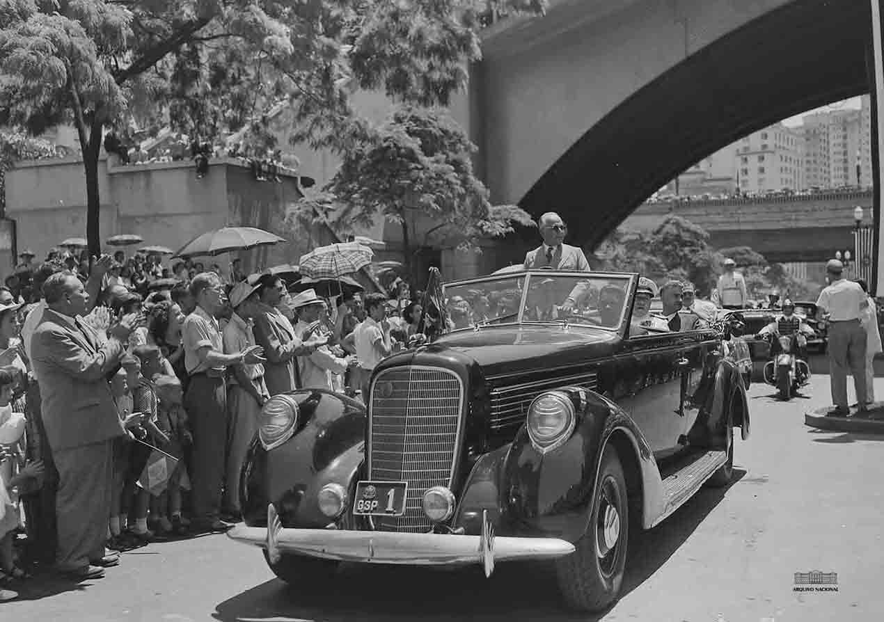 <p>Ao assumir o poder, Getúlio percebeu o potencial político das massas trabalhadoras. Buscou então conquistá-las como base de apoio, fortalecendo sua liderança e legitimidade.</p>
