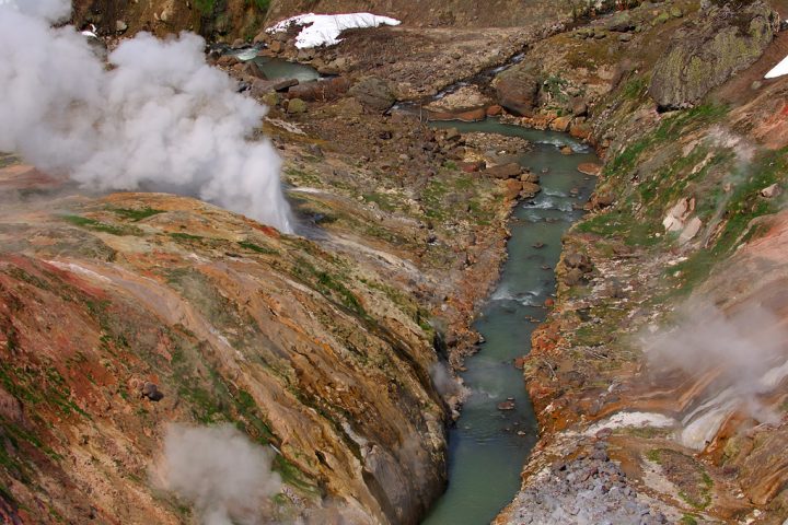 O "Vale dos Gêiseres", uma das maiores concentrações de gêiseres do mundo, é outra atração natural famosa da península de Kamchatka.