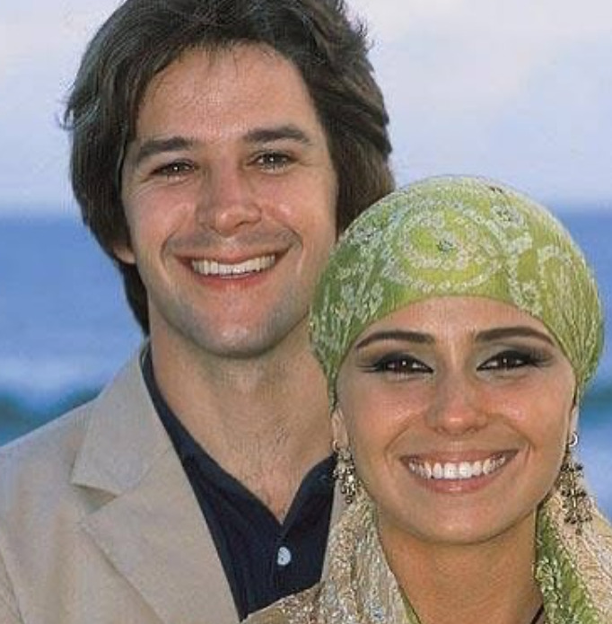 <p>Giovanna Antonelli e Murilo BenÃ­cio iniciaram um relacionamento durante as gravaÃ§Ãµes da novela â??O Cloneâ?, em 2001. No mesmo ano, passaram a morar juntos e ficaram noivos, mas a relaÃ§Ã£o terminou em janeiro de 2004. Ainda naquele ano, o casal reatou e voltou a viver junto. Dessa relaÃ§Ã£o nasceu Pietro Antonelli BenÃ­cio, em 24 de maio de 2005. Em outubro do mesmo ano, o relacionamento chegou ao fim de forma definitiva.</p>
