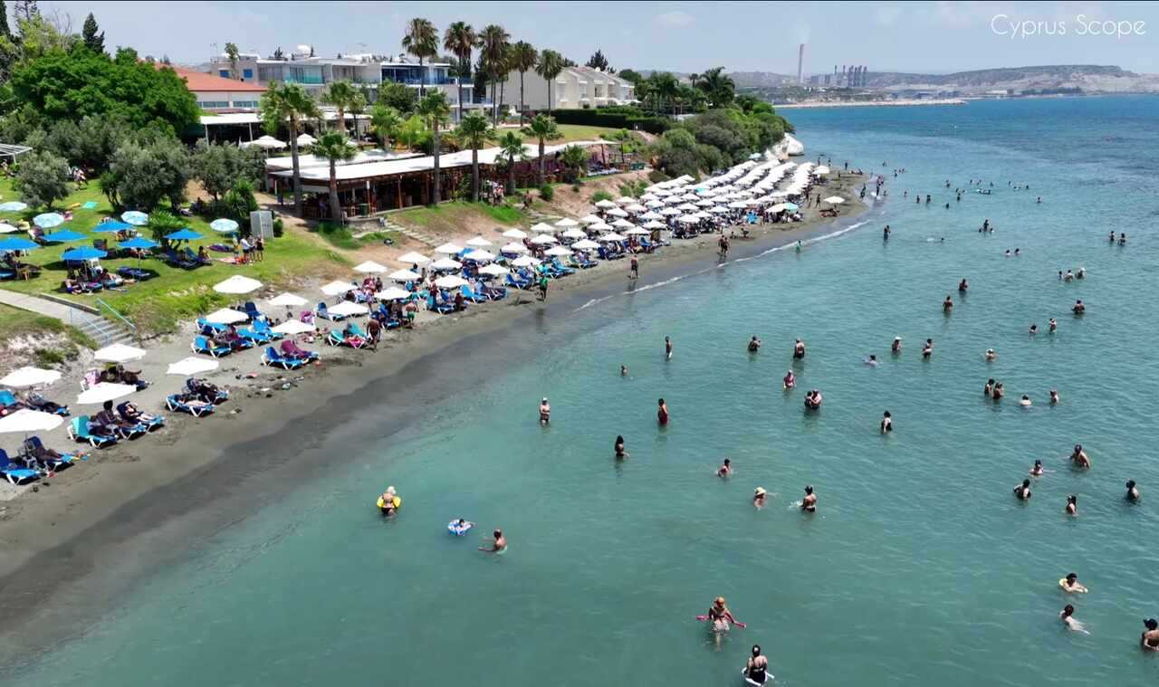 Governor’s Beach: impressiona pela areia negra contrastando com pedras brancas de gesso, criando um visual único. Agora veremos parques e reservas naturais.