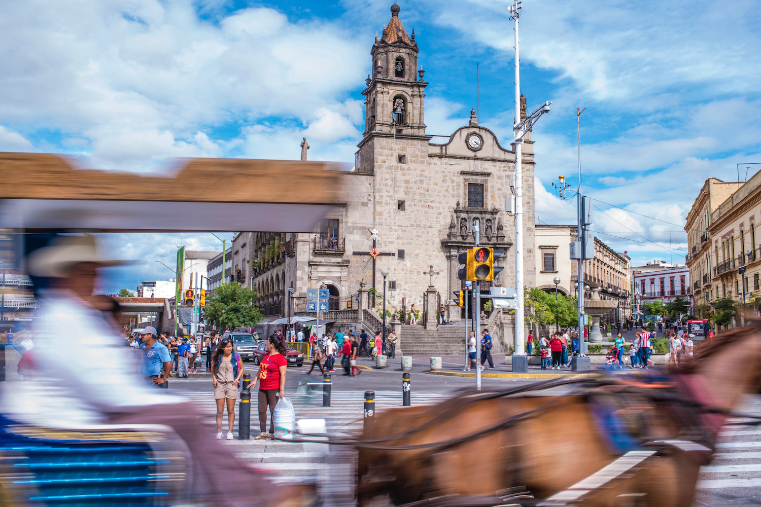 Guadalajara segue em expansão, combinando modernidade com suas raízes culturais vibrantes. A cidade cresce junto com sua população, mantendo viva a tradição enquanto abraça a inovação. Esse equilíbrio cria um ambiente dinâmico, ideal para quem busca lazer, cultura e novas oportunidades.