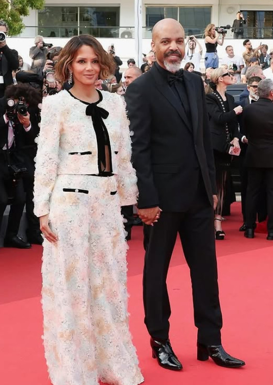Desde 2020, Halle Berry mantém um relacionamento com Van Hunt.
