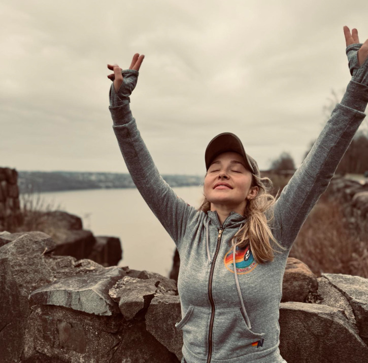 Após as gravações de seus últimos projetos em 2021, Hayden entrou em um hiato de quatro anos e se afastou dos sets. Ela explicou à US Weekly: “Eu tirei quatro anos de folga… não planejei, mas precisava desesperadamente disso.”
