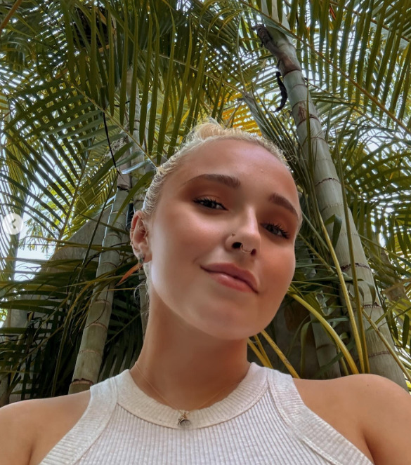 Hayden Lesley Panettiere nasceu em Passaliades, Nova York, em 21 de agosto de 1989. É filha da ex-atriz Lesley R. Vogel e do bombeiro Alan “Skip” Panettiere, tem origem italiana, e seu sobrenome significa “padeiro”. 
