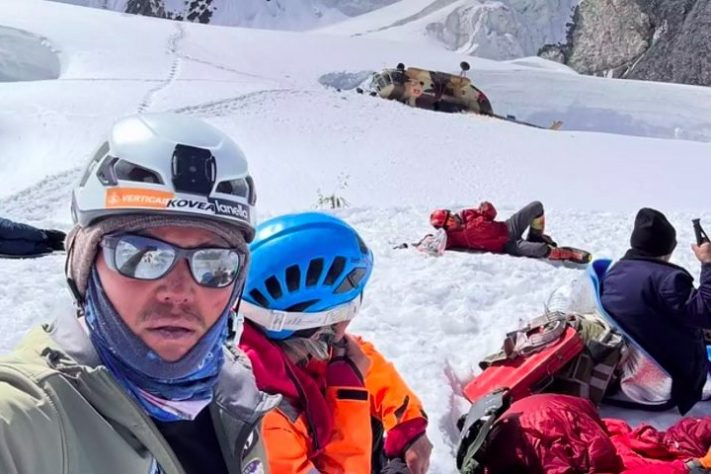 Helicóptero fica de ponta-cabeça após tentativa de resgate de alpinista russa no Quirguistão - Reprodução/Instagram @alexannnder456