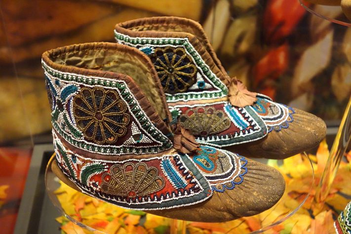 Mocassins (Povos indígenas da América do Norte) - Calçados típicos de povos ou lugares do mundo -- Wikimedia Commons/Daderot
