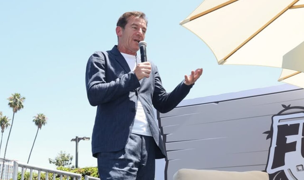 Embora já tenha tido uma casa em Los Angeles, Isaacs mantém a capital inglesa como seu lar principal. Lá, ele aprecia atividades simples como visitar feiras locais, frequentar cinemas de bairro e até tomar um café no Starbucks da esquina.